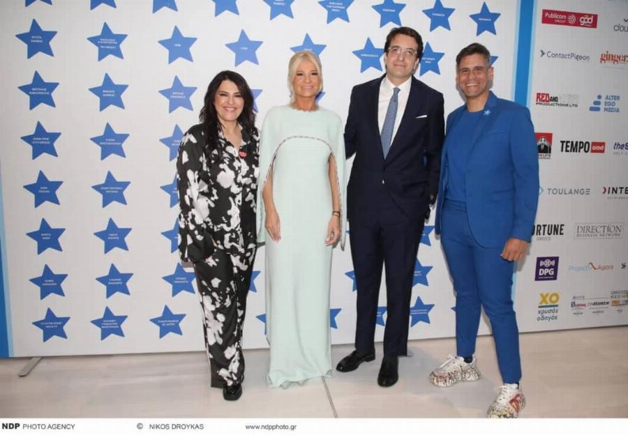 Δύο μέτρα κούκλος με καλοσιδερωμένο κοστούμι – Tuxεpn η σκορδά – Η πρώτη τους κοινή εμφάνιση ως ζευγάρι