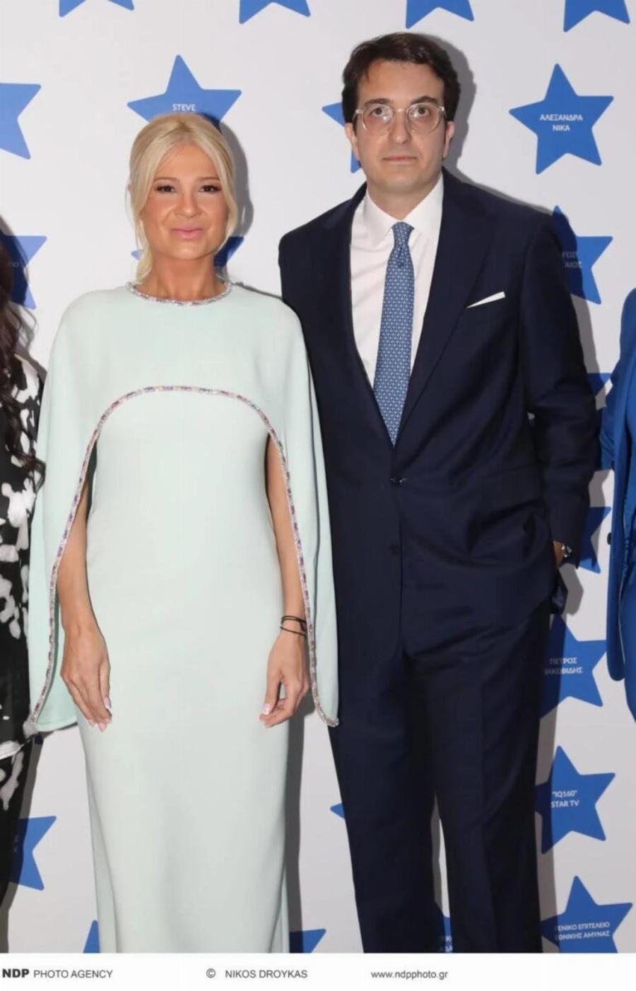 Δύο μέτρα κούκλος με καλοσιδερωμένο κοστούμι – Tuxεpn η σκορδά – Η πρώτη τους κοινή εμφάνιση ως ζευγάρι