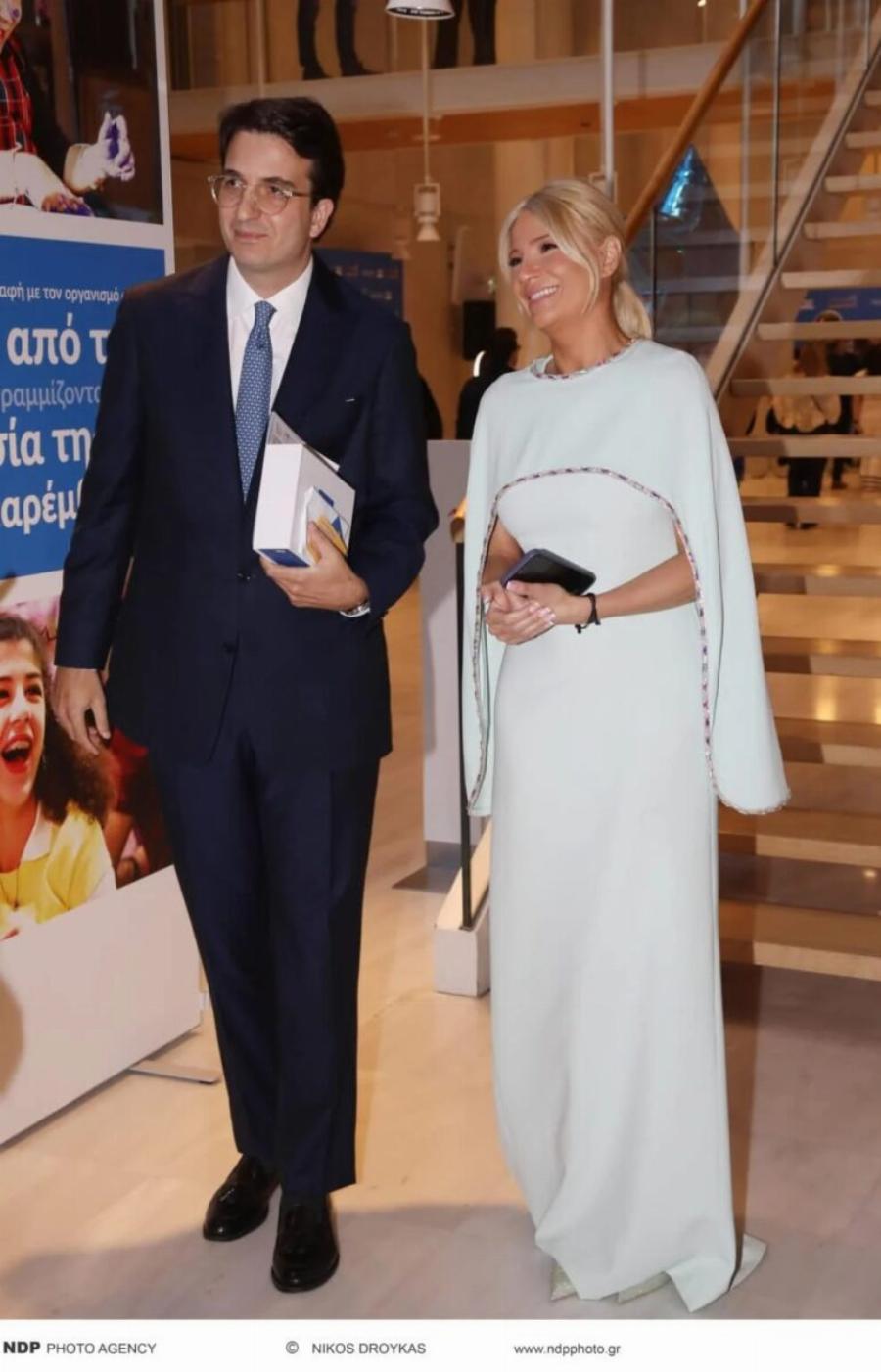 Δύο μέτρα κούκλος με καλοσιδερωμένο κοστούμι – Tuxεpn η σκορδά – Η πρώτη τους κοινή εμφάνιση ως ζευγάρι