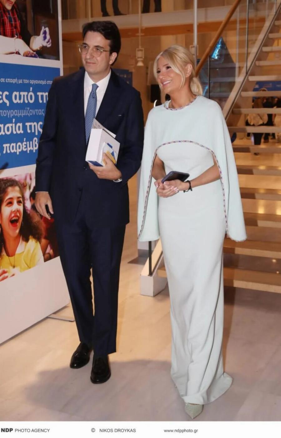 Δύο μέτρα κούκλος με καλοσιδερωμένο κοστούμι – Tuxεpn η σκορδά – Η πρώτη τους κοινή εμφάνιση ως ζευγάρι