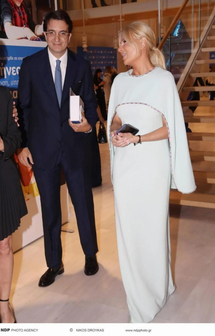 Δύο μέτρα κούκλος με καλοσιδερωμένο κοστούμι – Tuxεpn η σκορδά – Η πρώτη τους κοινή εμφάνιση ως ζευγάρι