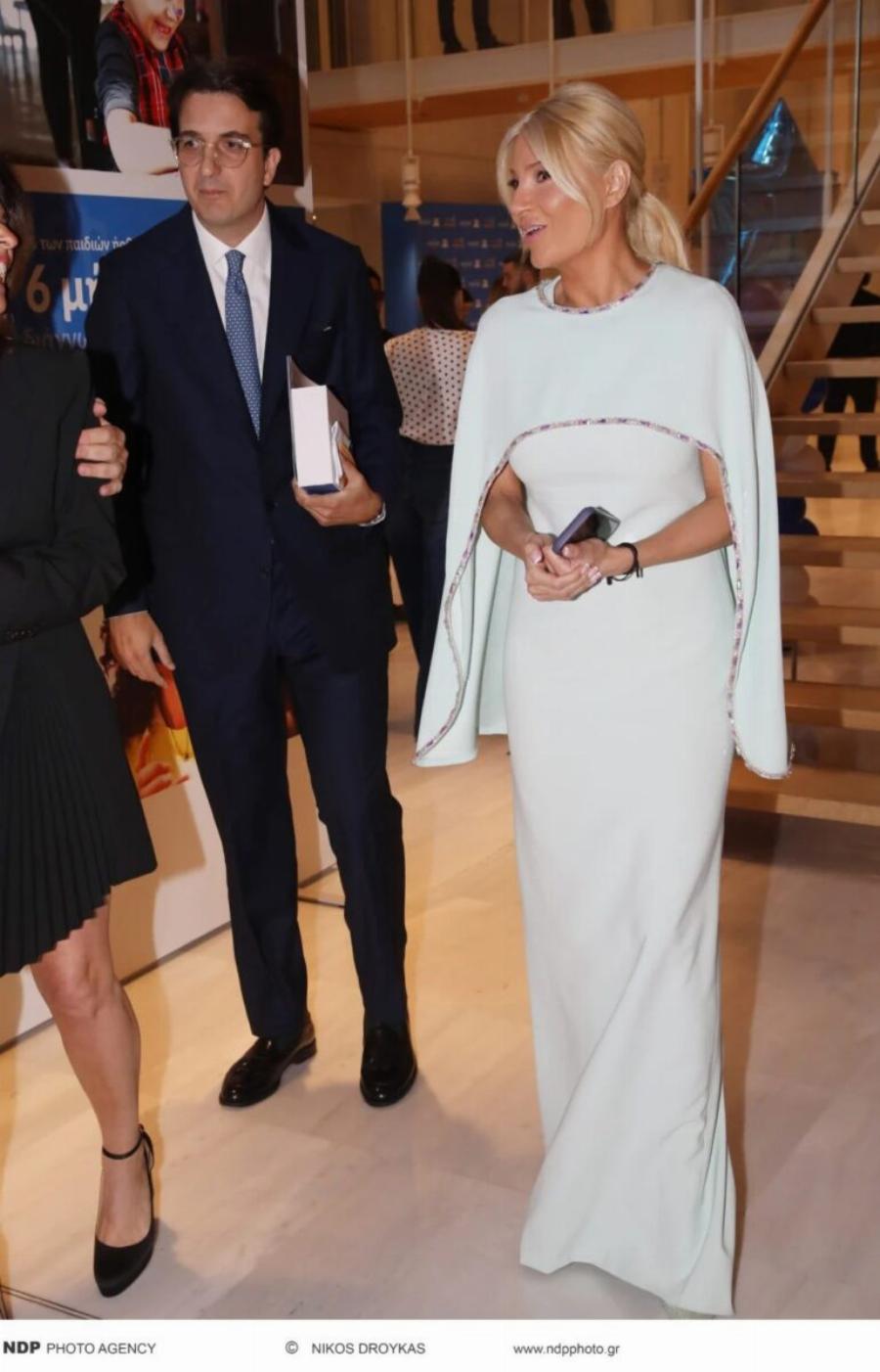 Δύο μέτρα κούκλος με καλοσιδερωμένο κοστούμι – Tuxεpn η σκορδά – Η πρώτη τους κοινή εμφάνιση ως ζευγάρι