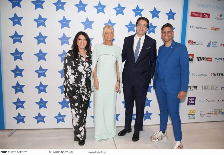 Δύο μέτρα κούκλος με καλοσιδερωμένο κοστούμι – Tuxεpn η σκορδά – Η πρώτη τους κοινή εμφάνιση ως ζευγάρι