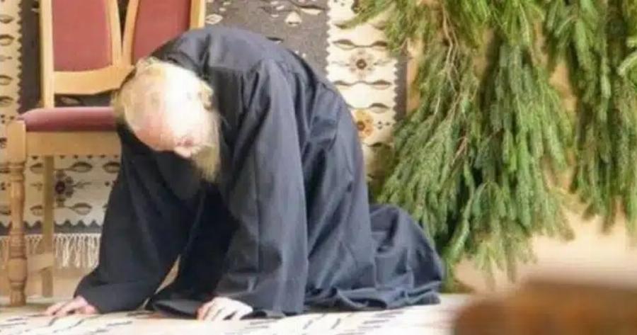 Μετάνοιες στις 12 το βράδυ, 12 μετάνοιες στη Μητέρα του Θεού λύνουν αδύνατες επιθυμίες