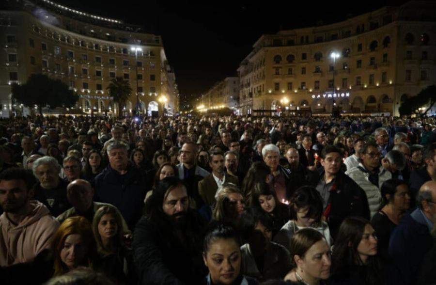 Μεγαλοπρέπεια στη Θεσσαλονίκη: 5 Επιτάφιοι συναντήθηκαν για πρώτη φορά στην πλατεία Αριστοτέλους