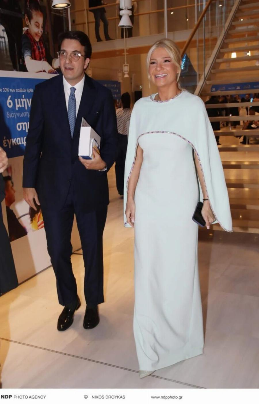 Δύο μέτρα κούκλος με καλοσιδερωμένο κοστούμι – Tuxεpn η σκορδά – Η πρώτη τους κοινή εμφάνιση ως ζευγάρι