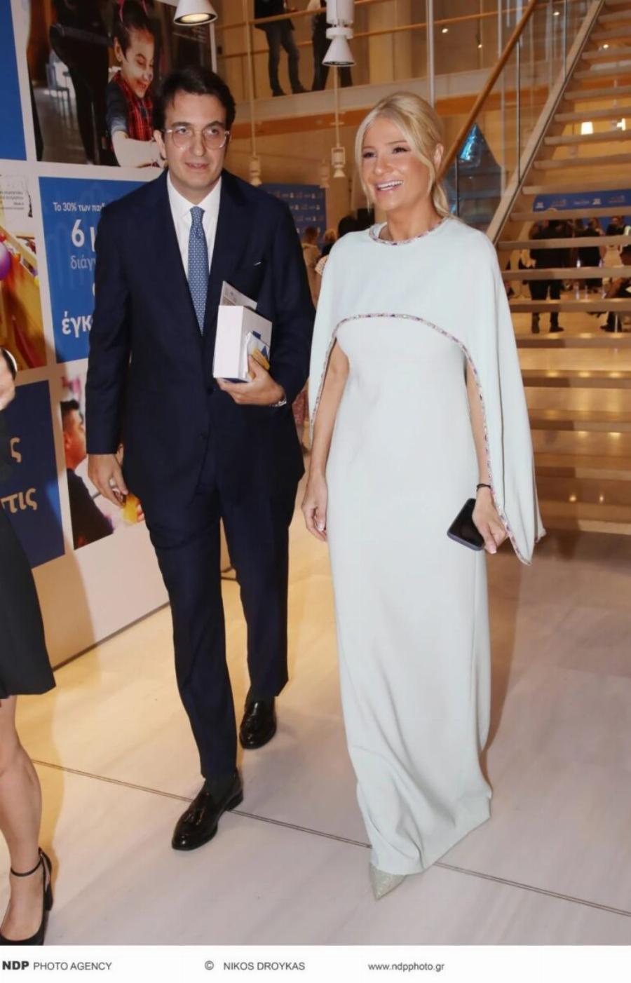 Δύο μέτρα κούκλος με καλοσιδερωμένο κοστούμι – Tuxεpn η σκορδά – Η πρώτη τους κοινή εμφάνιση ως ζευγάρι