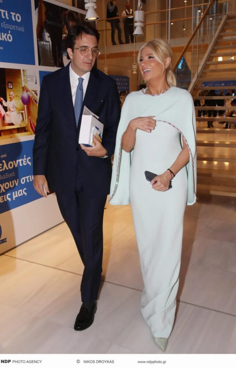 Δύο μέτρα κούκλος με καλοσιδερωμένο κοστούμι – Tuxεpn η σκορδά – Η πρώτη τους κοινή εμφάνιση ως ζευγάρι