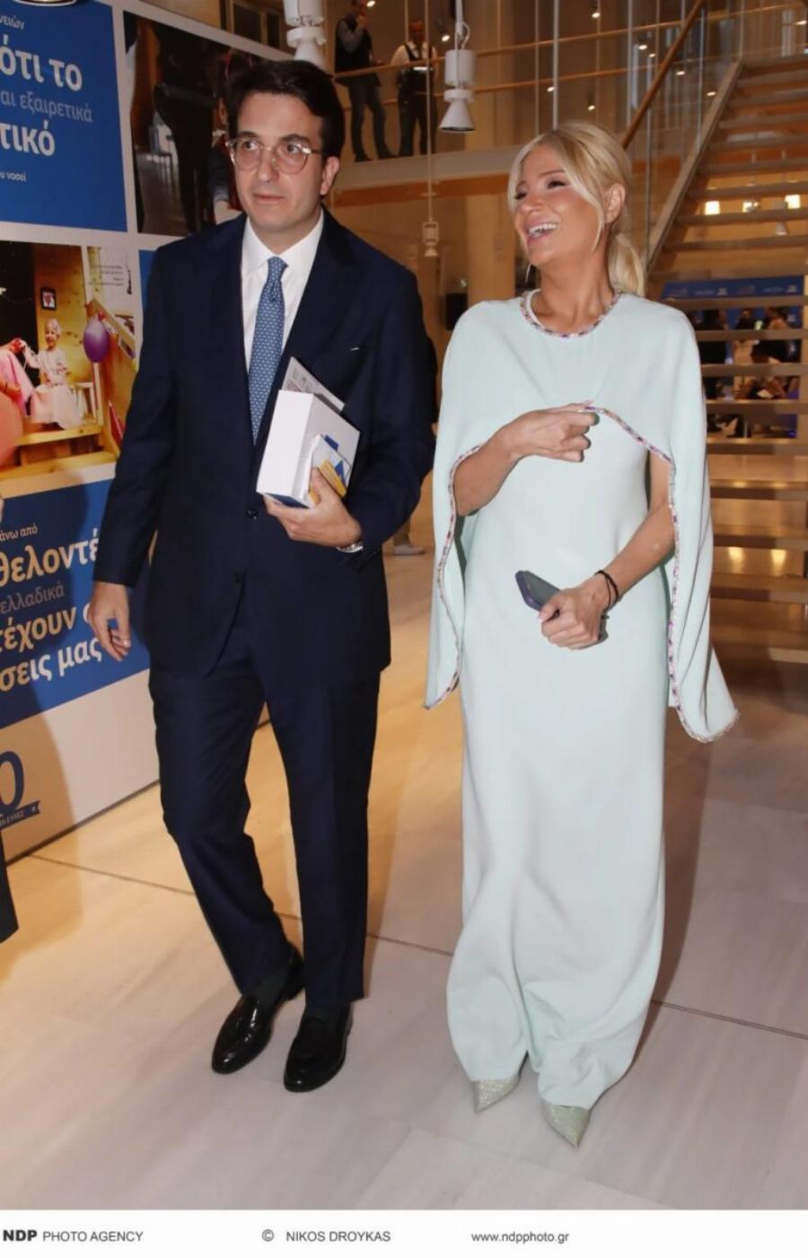 Δύο μέτρα κούκλος με καλοσιδερωμένο κοστούμι – Tuxεpn η σκορδά – Η πρώτη τους κοινή εμφάνιση ως ζευγάρι