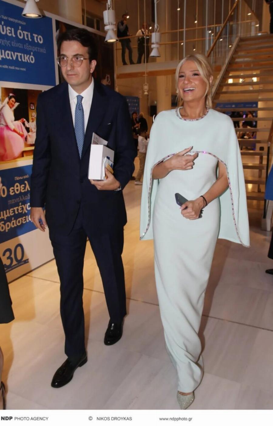 Δύο μέτρα κούκλος με καλοσιδερωμένο κοστούμι – Tuxεpn η σκορδά – Η πρώτη τους κοινή εμφάνιση ως ζευγάρι