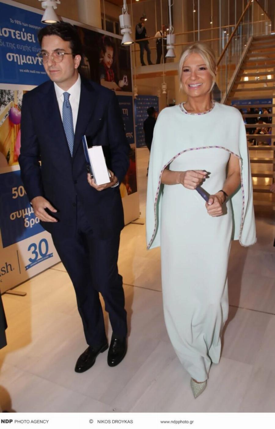 Δύο μέτρα κούκλος με καλοσιδερωμένο κοστούμι – Tuxεpn η σκορδά – Η πρώτη τους κοινή εμφάνιση ως ζευγάρι