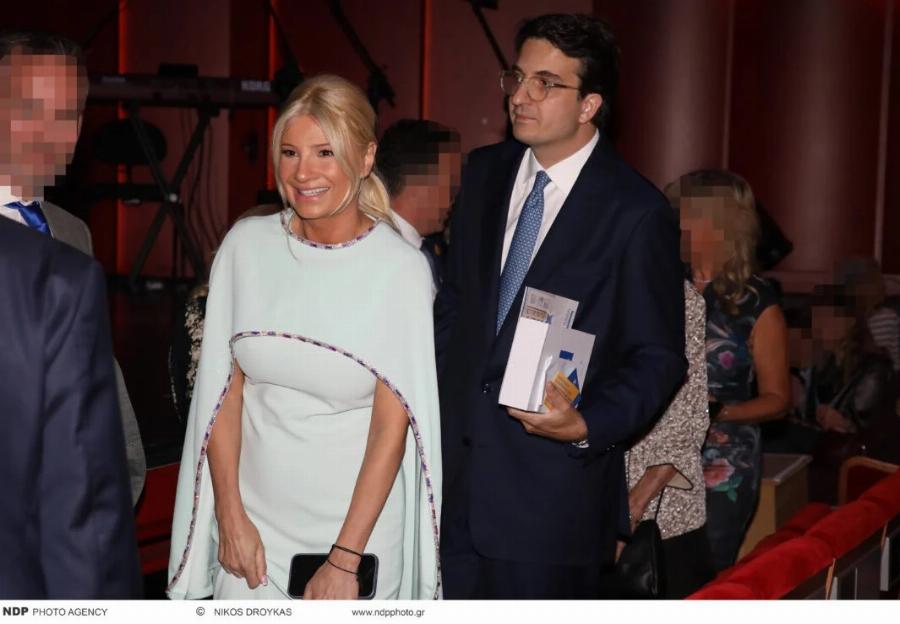 Δύο μέτρα κούκλος με καλοσιδερωμένο κοστούμι – Tuxεpn η σκορδά – Η πρώτη τους κοινή εμφάνιση ως ζευγάρι