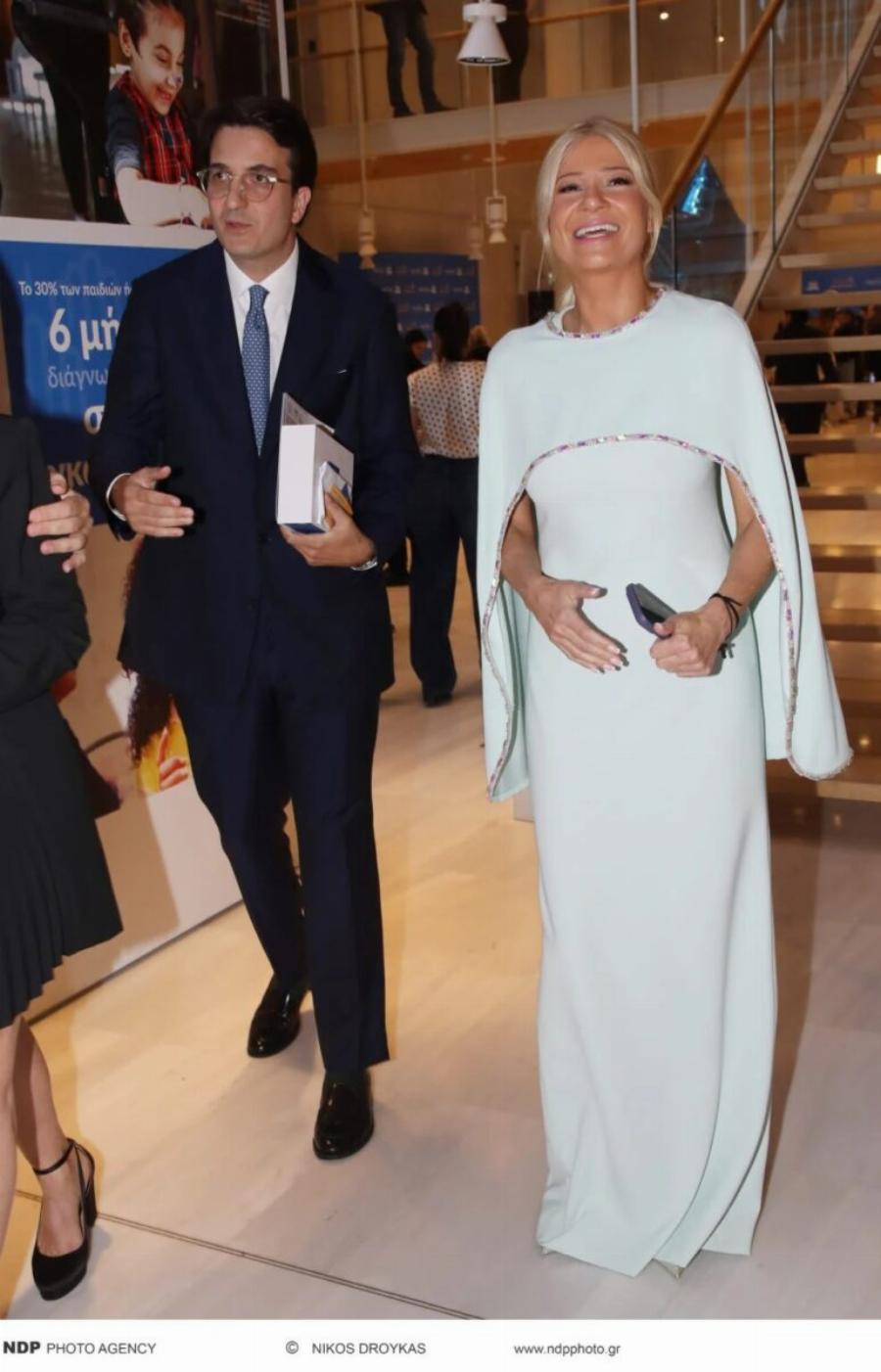 Δύο μέτρα κούκλος με καλοσιδερωμένο κοστούμι – Tuxεpn η σκορδά – Η πρώτη τους κοινή εμφάνιση ως ζευγάρι