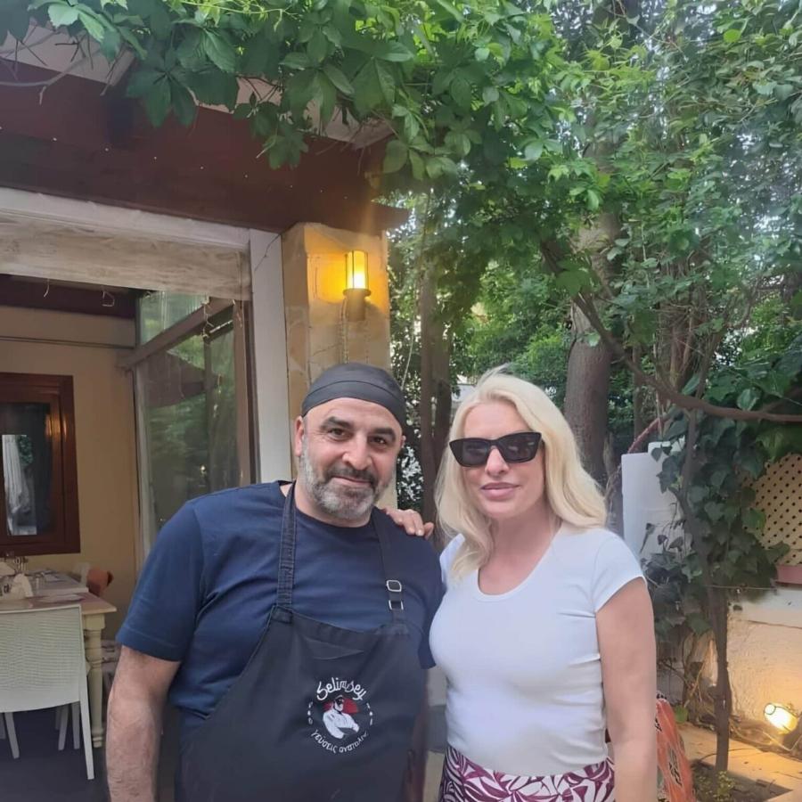 Η Ελένη 60αρίζει: Φούσκωσε το πρόσωπο στρογγύλεψε η κοιλιά – Που βρέθηκε χθες για φαγητό