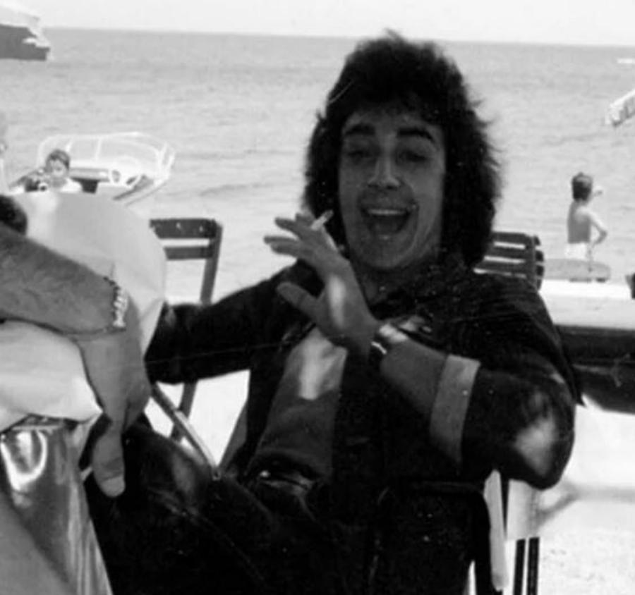 Όλοι ψάχνουν να βρουν ποιος είναι – Ζωντανός Πασίγνωστος Έλληνας θρύλος σε νεαρή ηλικία