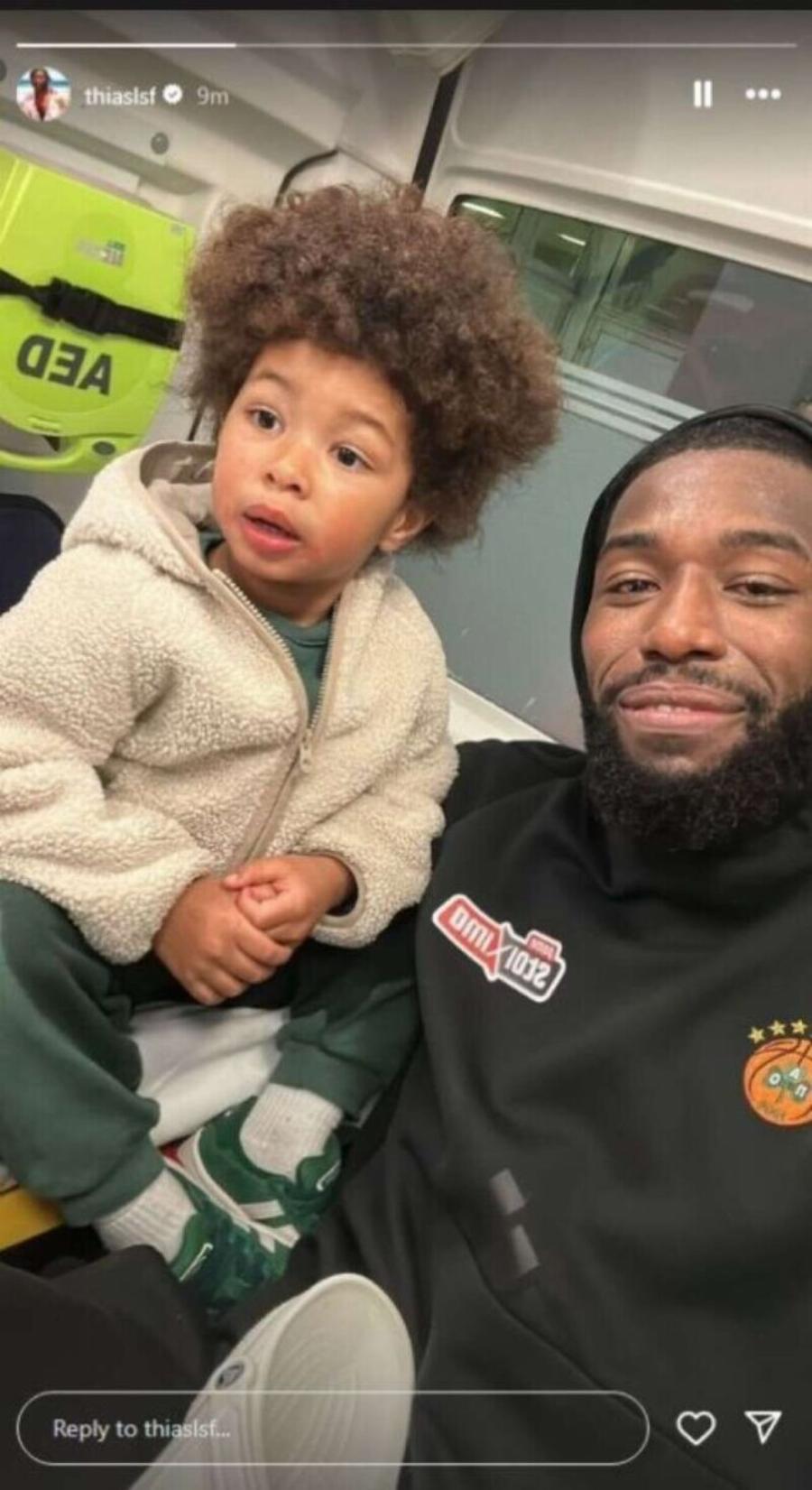 «Λεσόρ, κράτα γερά»: Η φωτογραφία που ανάρτησε αγκαλιά με τον γιο του μέσα στο ασθενοφόρο