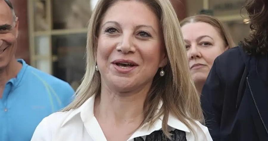 Όλοι μιλάνε για το κεντημένο πουκάμισο που φόρεσε σήμερα η Καρυστιανού – Αυτός είναι ο λόγος που το έβαλε, τι συμβολίζει