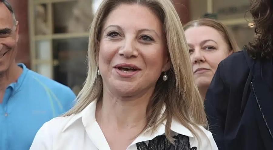 Όλοι μιλάνε για το κεντημένο πουκάμισο που φόρεσε σήμερα η Καρυστιανού – Αυτός είναι ο λόγος που το έβαλε, τι συμβολίζει