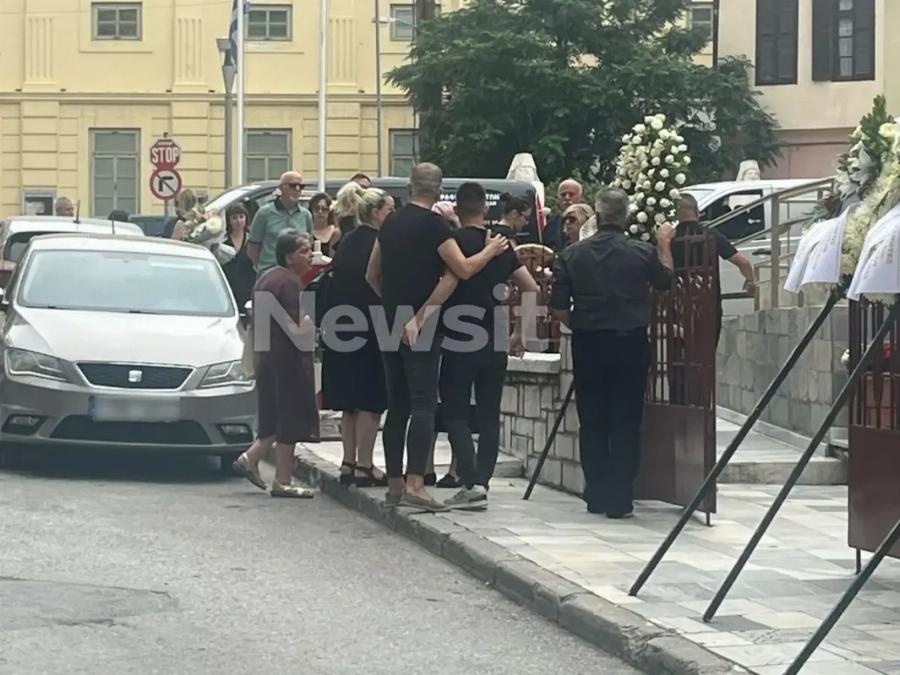 Βαρύ πένθος στην κηδεία του 60χρονου ορειβάτη – Τραγικές φιγούρες η σύζυγος και τα 3 παιδιά του