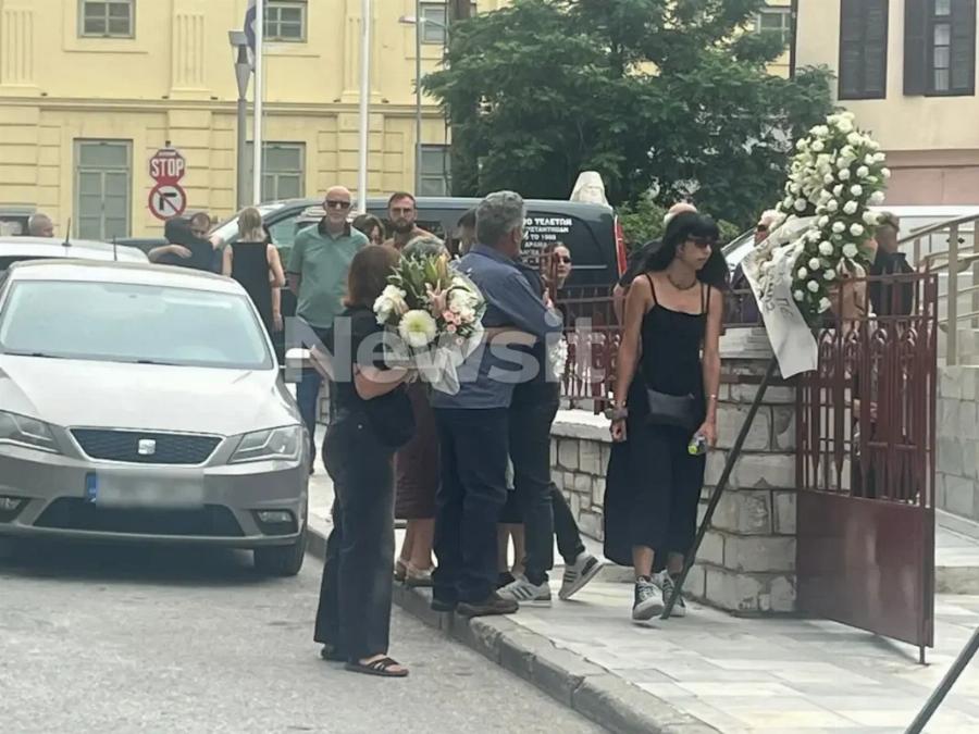 Βαρύ πένθος στην κηδεία του 60χρονου ορειβάτη – Τραγικές φιγούρες η σύζυγος και τα 3 παιδιά του