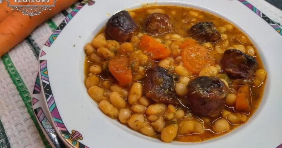 Φασολάδα φούρνου με λουκάνικα: Η εύκολη και πεντανόστιμη συνταγή