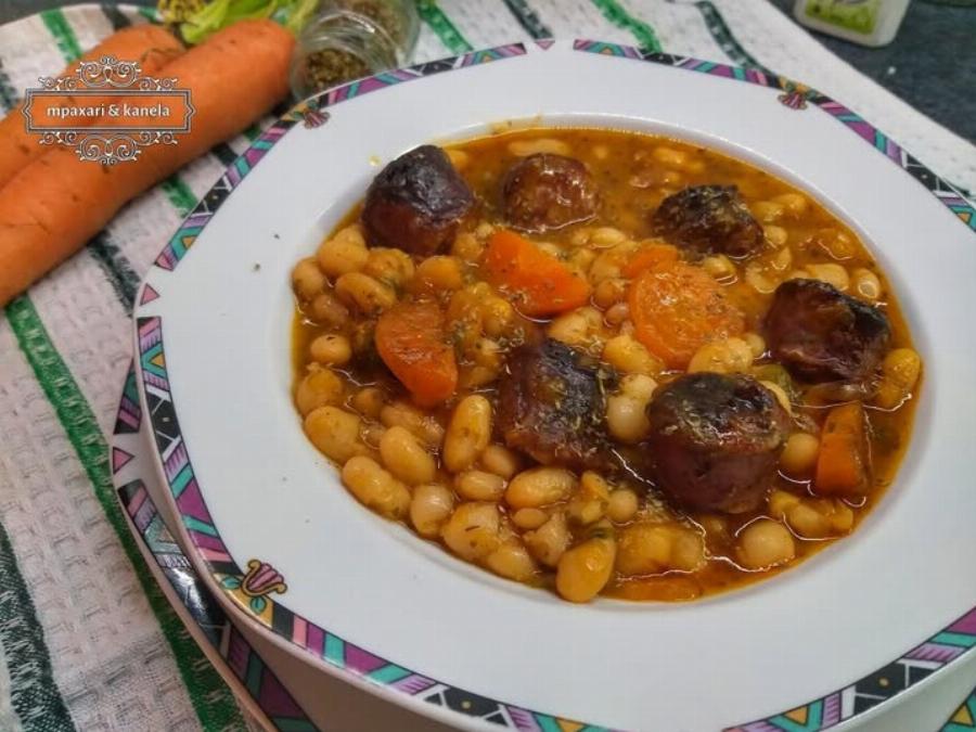 Φασολάδα φούρνου με λουκάνικα: Η εύκολη και πεντανόστιμη συνταγή