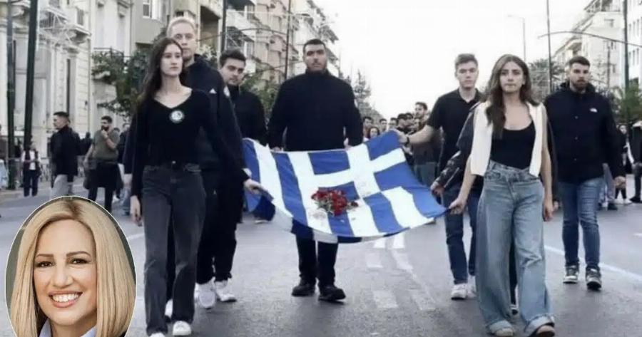 Πολυτεχνείο: Η κόρη της Φώφης Γεννηματά στην κεφαλή με την AιματoBαμμέvn σημαία