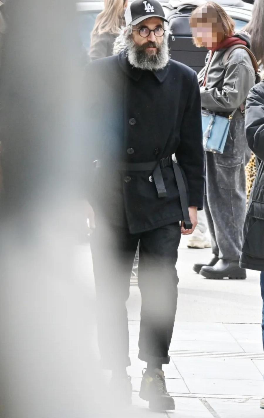 Αγαπημένος Έλληνας ηθοποιός εμφανίστηκε έτσι στο κέντρο της Αθήνας και τράβηξε τα βλέμματα