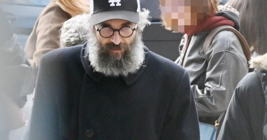 Αγαπημένος Έλληνας ηθοποιός εμφανίστηκε έτσι στο κέντρο της Αθήνας και τράβηξε τα βλέμματα