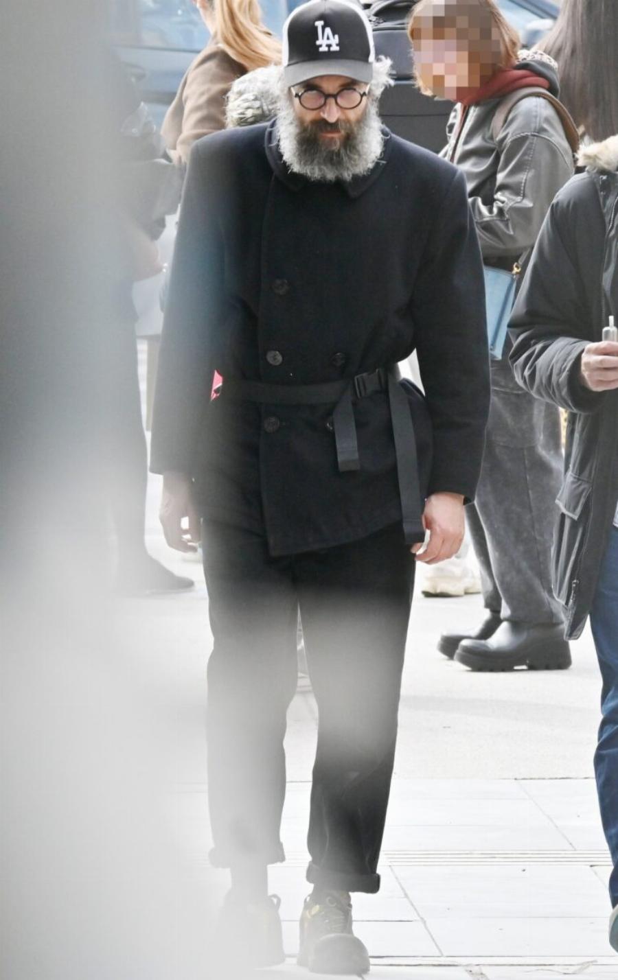 Αγαπημένος Έλληνας ηθοποιός εμφανίστηκε έτσι στο κέντρο της Αθήνας και τράβηξε τα βλέμματα