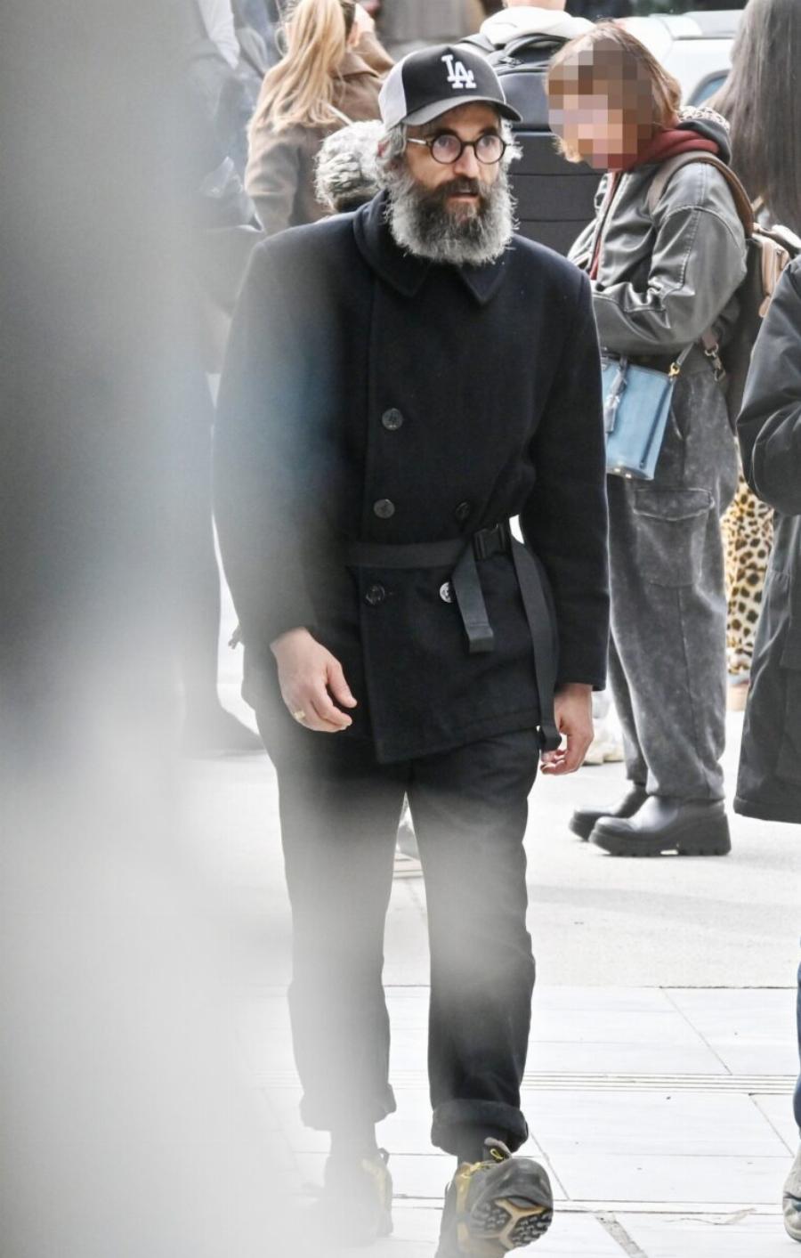 Αγαπημένος Έλληνας ηθοποιός εμφανίστηκε έτσι στο κέντρο της Αθήνας και τράβηξε τα βλέμματα