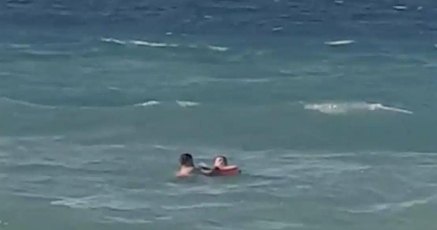 Σερβιτόρος βούτηξε στη θάλασσα και έσωσε άνδρα που είχε παρασυρθεί από τα ρεύματα