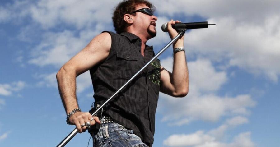 Νεκρός πασίγνωστος τραγουδιστής, δεν το πιστεύουν οι φανς του