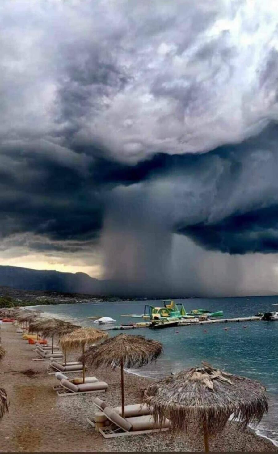 Κακοκαιρία: Σκηνικό από ταινία θρίλερ στους Αγίους Θεοδώρους με «καταρράκτη» νερού από τον ουρανό