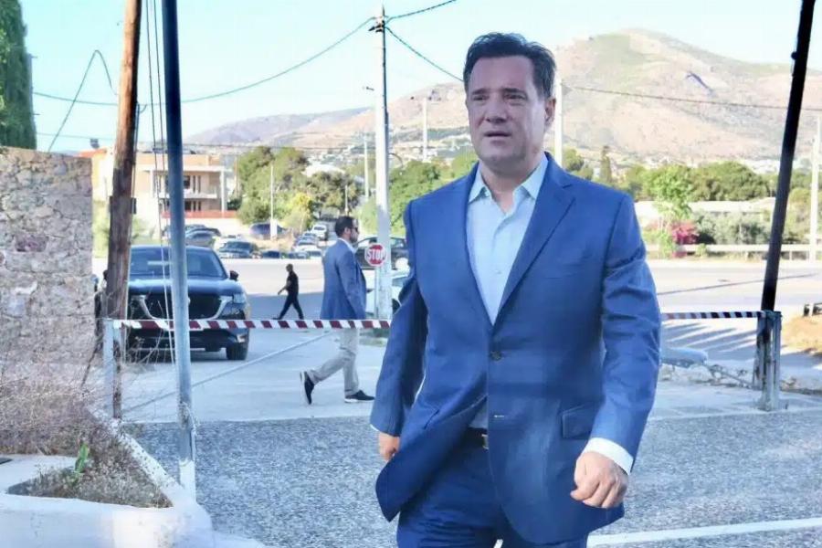Ο Γιώργος Πατούλης βάφτισε τον γιο του στο Λαγονήσι – Το όνομα που του έδωσε
