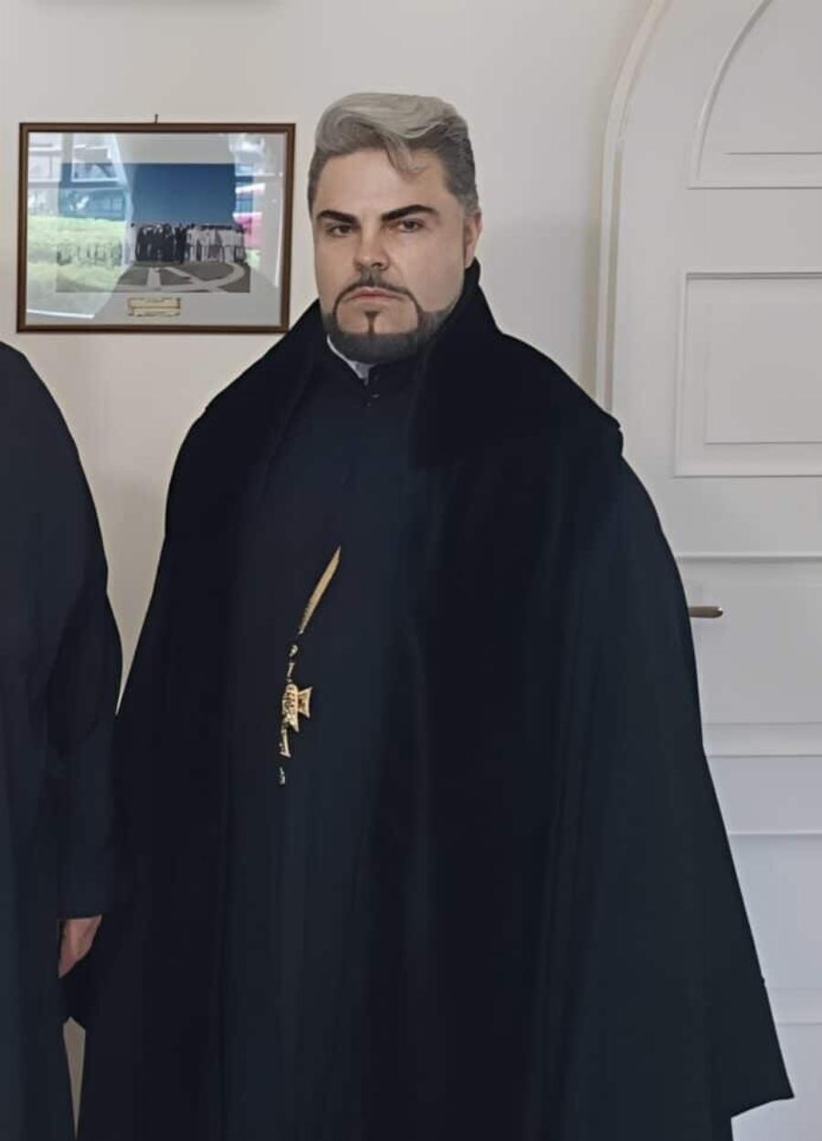 Ποιος είναι ο νέος στρατιωτικός ιερέας της Καλαμάτας που «γκρέμισε» το διαδίκτυο με την εμφάνισή του