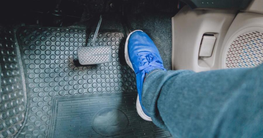 Κόλλησε το γκάζι: Ο μεγαλύτερος εφιάλτης για κάθε οδηγό –Πώς το αντιμετωπίζω