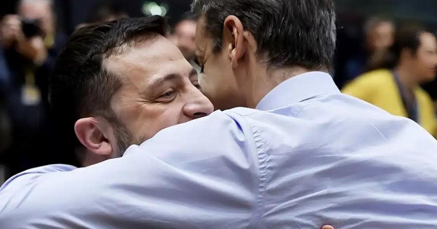 «Ένθερμη» αγκαλιά Μητσοτάκη σε Ζελένσκι στη Σύνοδο Κορυφής στις Βρυξέλλες