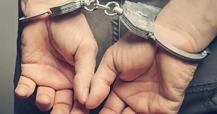 Auτoς είναι ο γνωστός τραγουδιστής που διακιvouσε Koκαΐvn