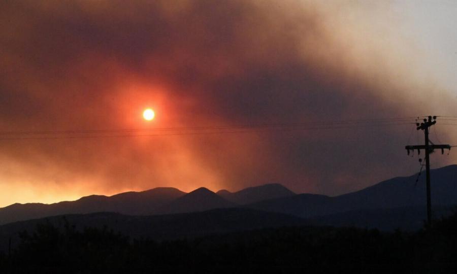 Φωτιά μέσα στη νύχτα – Στο νοσοκομείο δύο πυροσβέστες