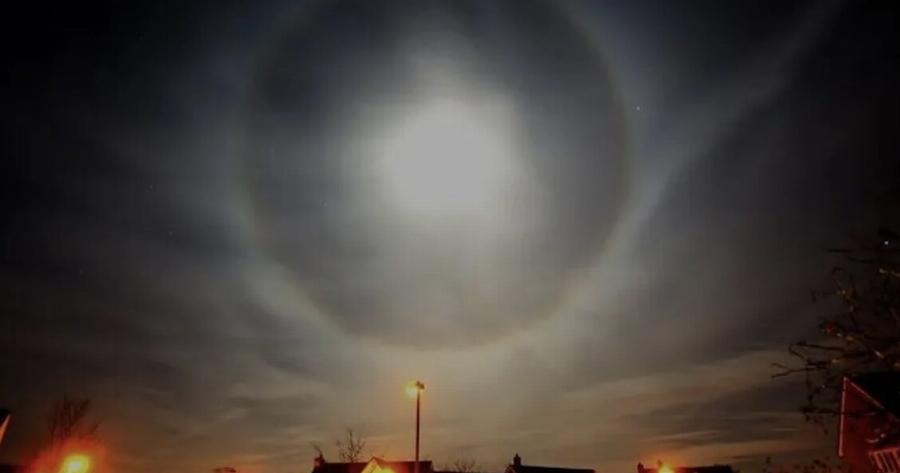 «Φωτοστέφανο» εμφανίστηκε γύρω από το φεγγάρι – Τι προμηνύει η εμφάνισή του