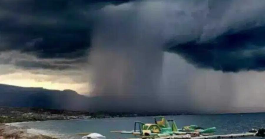 Κακοκαιρία: Σκηνικό από ταινία θρίλερ στους Αγίους Θεοδώρους με «καταρράκτη» νερού από τον ουρανό