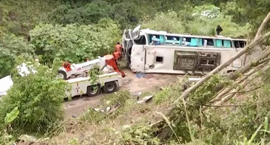 Θρήνος Τώρα: 25 νεκροί από πτώση λεωφορείου σε χαράδρα μετά από σύγκρουση με φορτηγό- Βαρύ Πένθος στη χώρα