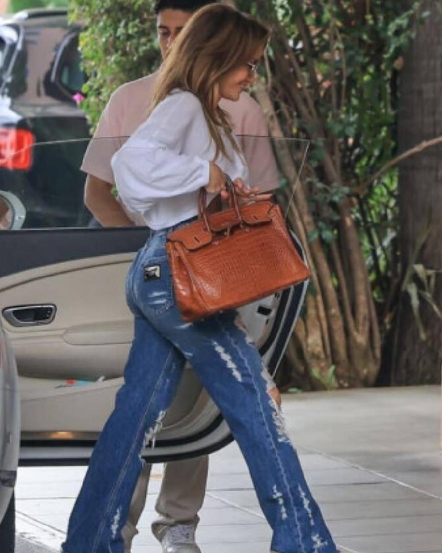 Πασίγνωστη τραγουδίστρια βγήκε για φαγητό με… 460.000 ευρώ στα χέρια! Κρατούσε την πιο ακριβή τσάντα στον κόσμο