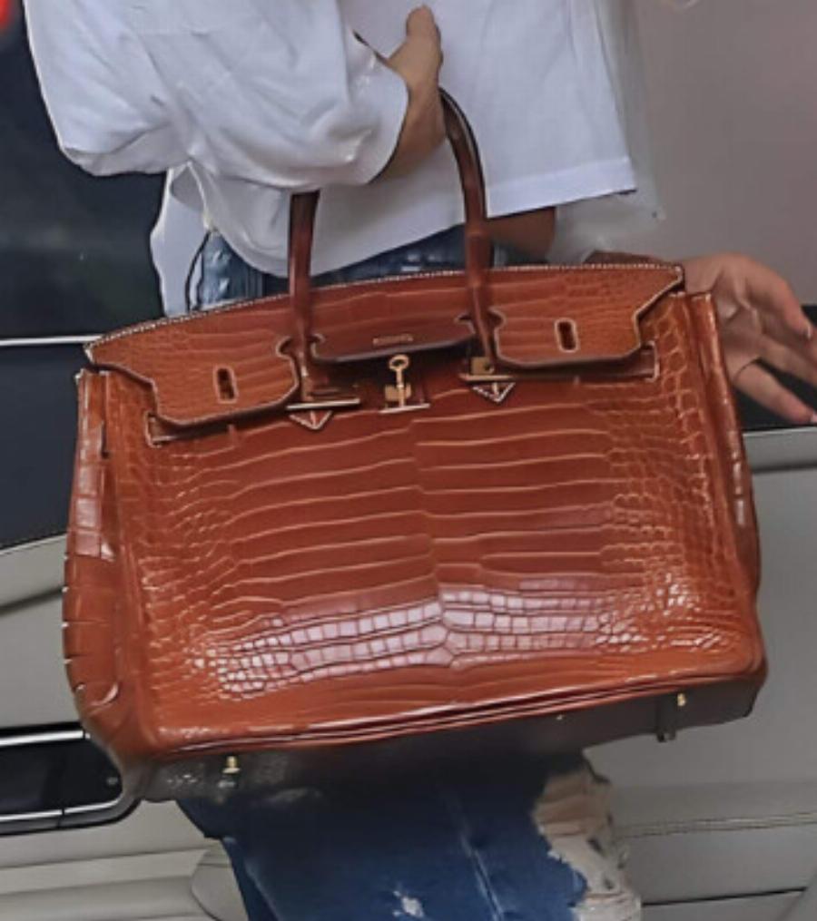 Πασίγνωστη τραγουδίστρια βγήκε για φαγητό με… 460.000 ευρώ στα χέρια! Κρατούσε την πιο ακριβή τσάντα στον κόσμο