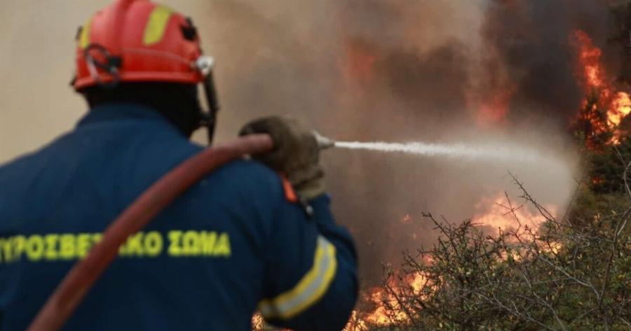 Σε εξέλιξη η φωτιά στη Σάμο: Από τη θάλασσα πλησιάζουν οι πυροσβέστες