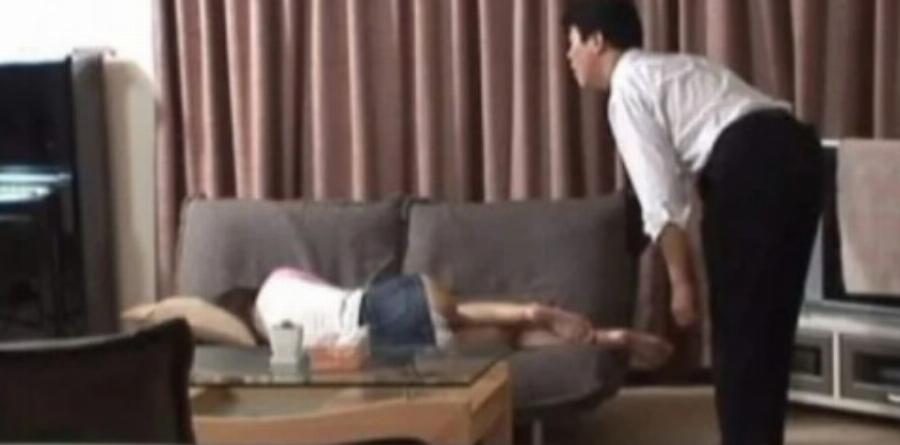 Την έβγαλε ο Πατέρας της για Ποτό και την γύρισε Λıώμα. Όταν το πρωί κατάλαβε Τı πραγματικά της είχε κάνεı Ξέσπασε σε Δάκρυα