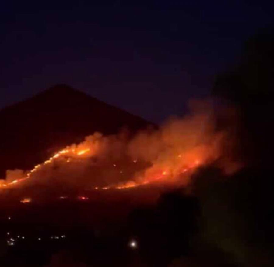 EKTAKTO – Μεγάλη φωτιά ΤΩΡΑ – Δύσκολη νύχτα – Συναγερμός στην Πυροσβεστική