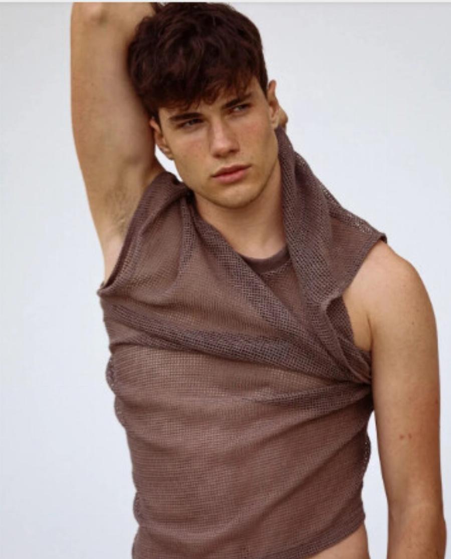 Παράτησε το μόντελινγκ, έγινε παπάς: Ο ομορφóτερος άνδρας της χώρας αρνήθηκε τα λεφτά & αφοσιώθηκε στον Θεό