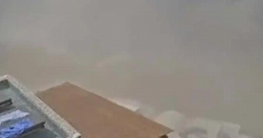 Τμήμα γης κατέρρευσε ξαφνικά προκαλώντας πανικό σε όσους βρίσκονταν στο σημείο – Tι προκάλεσε την κατολίσθηση